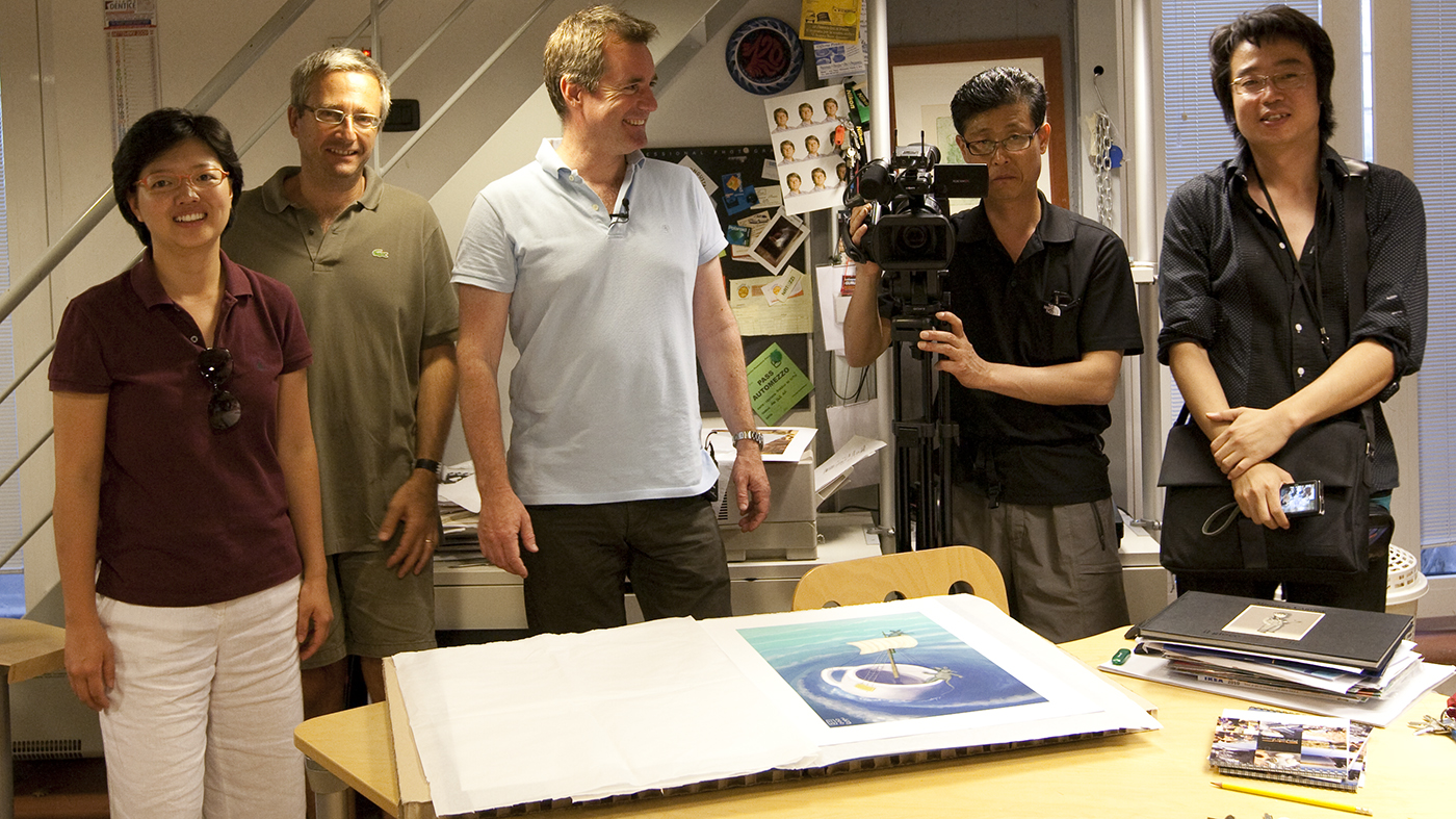 Una foto ricordo del 2009 nel nostro studio: l'artista Matthew Watkins  con una troupe-televisiva Sud-Coreana nel nostro studio durante la stampa "Fine Art" del suo portfolio.